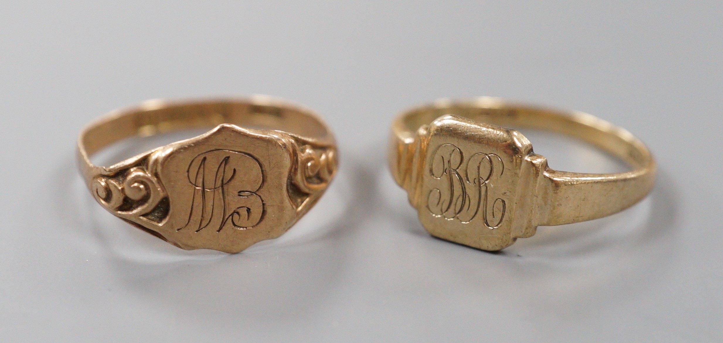 Two 9ct gold signet rings, both with engraved initials, 3.9 grams.